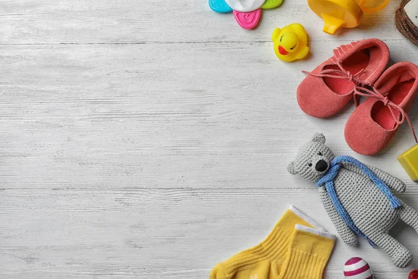 Composición Plana Con Accesorios Para Bebés Juguetes Sobre Fondo Madera —  Fotos de Stock