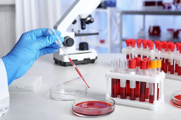 Laboratory Worker Pipetting Blood Sample Petri Dish Analysis Table Closeup — Stock Photo, Image