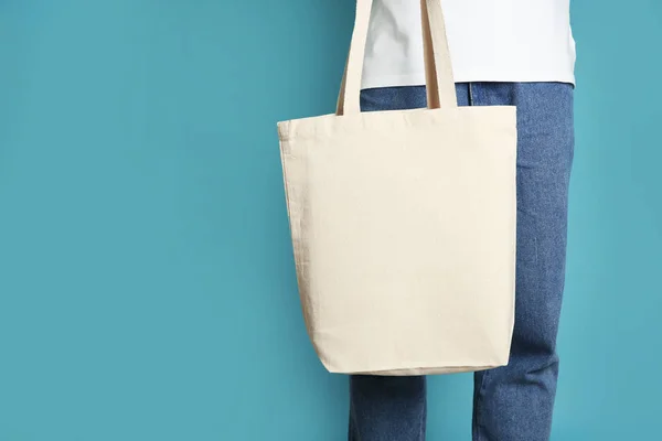 男人与棉花购物生态袋的颜色背景 用于设计的模型 — 图库照片