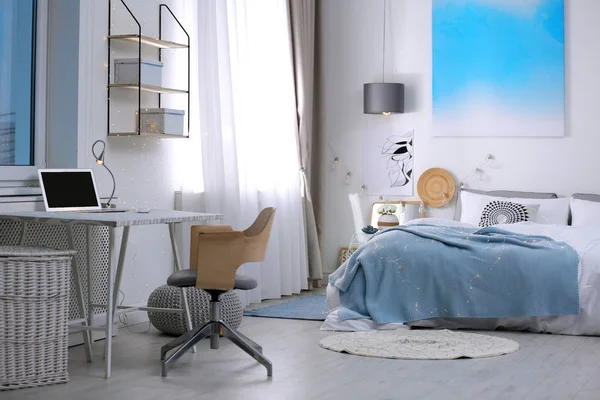 Stijlvolle Kamer Interieur Met Comfortabele Bed Werkplek — Stockfoto