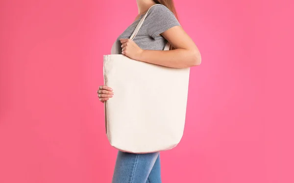 Kvinna Med Eco Bag Färgbakgrund Håna Upp För Design — Stockfoto