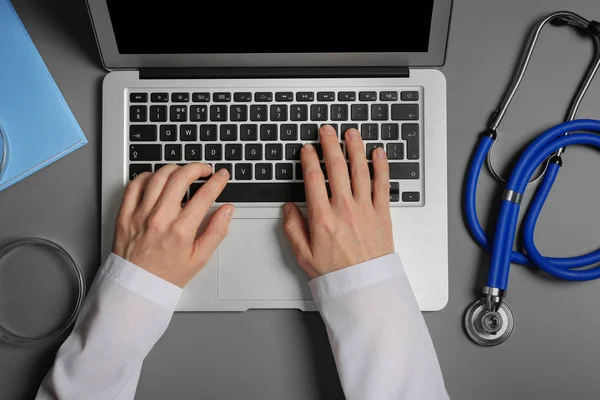 Estudante Com Laptop Moderno Material Médico Mesa Vista Superior — Fotografia de Stock