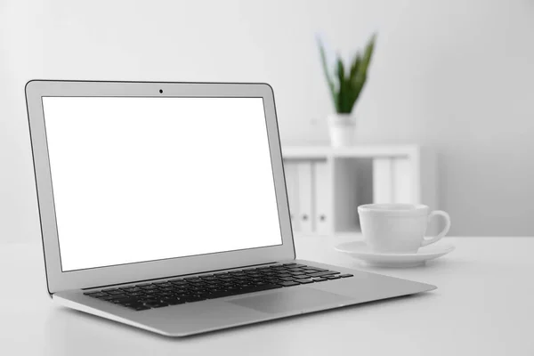 Cómodo Lugar Trabajo Con Portátil Moderno Mesa Oficina Burla Para — Foto de Stock