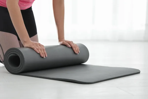 Mujer Joven Rodando Estera Yoga Interior Primer Plano Espacio Para — Foto de Stock