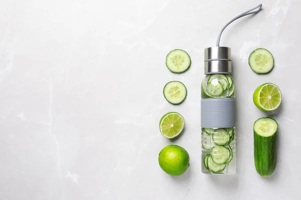 Flache Liegekomposition Mit Einer Flasche Frischem Gurkenwasser Auf Grauem Hintergrund — Stockfoto