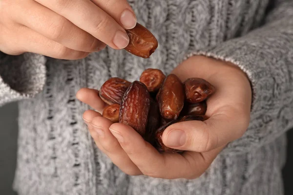 Mujer Sosteniendo Puñado Frutas Secas Fecha Primer Plano — Foto de Stock