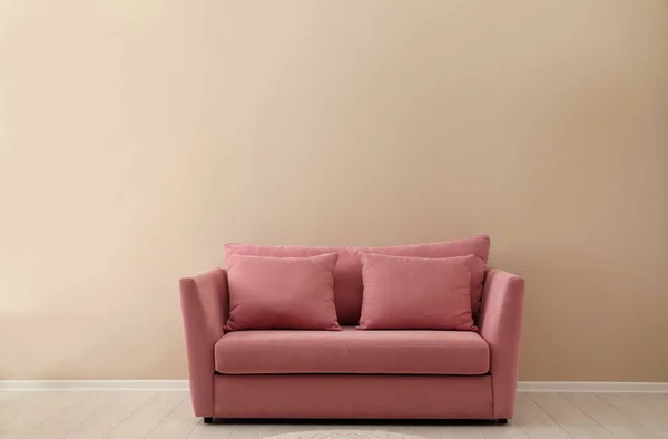 Interior Ruang Tamu Sederhana Dengan Sofa Modern Dekat Dinding Warna — Stok Foto