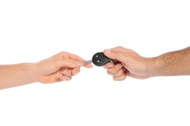Adam beyaz arka planda, closeup arabanın anahtarını vererek Ajan. Sürücü belgesi almak