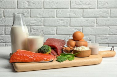 Farklı doğal gıda masada. Yüksek protein diyeti