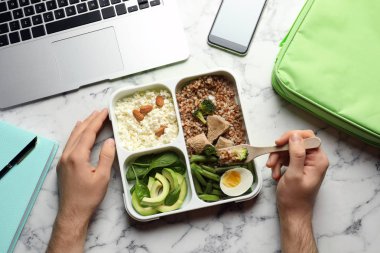 Adam Ofis masaları, üstten görünüm kapsayıcı doğal protein yemek yeme