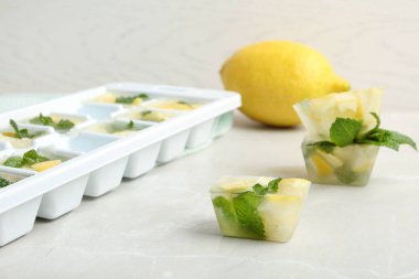 Buz küpleri ile nane ve limon tepsisi masada yakınındaki