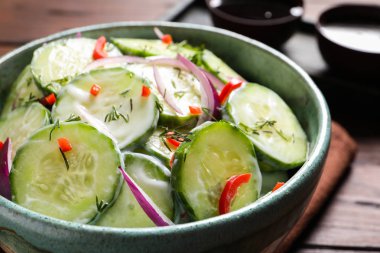 Taze kremalı salatalık salatası masasında, closeup ile çanak