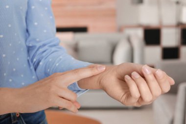 Genç kadın dijital tıbbi cihaz ile kapalı, closeup nabız kontrol. Metin için yer