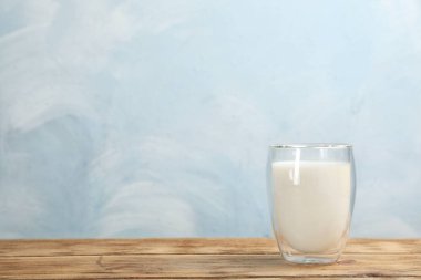 Cam masa renk arka plan üzerinde taze sütlü. Metin için yer