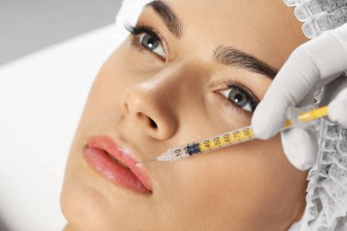 Genç Kadın Kliniği, closeup Dudak enjeksiyon almak. Kozmetik cerrahi