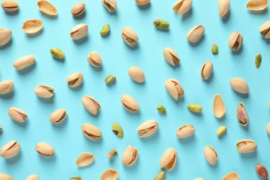 Düz renkli arka plan üzerinde Organik fıstık fındık ile kompozisyon yatıyordu