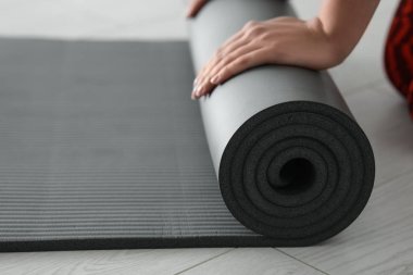 Genç kadın çalışırken yoga mat, portre. Metin için yer