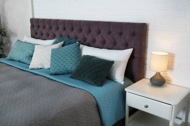 Modern oda iç ışık duvarının yakınında büyük rahat yatak