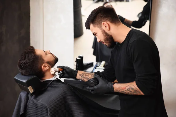 Peluquería Profesional Que Aplica Espuma Afeitar Sobre Piel Del Cliente — Foto de Stock