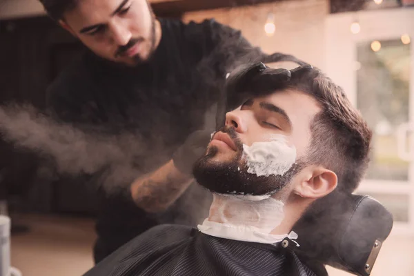 Cabeleireiro Trabalhando Com Cliente Barbearia Serviço Barbear Profissional — Fotografia de Stock