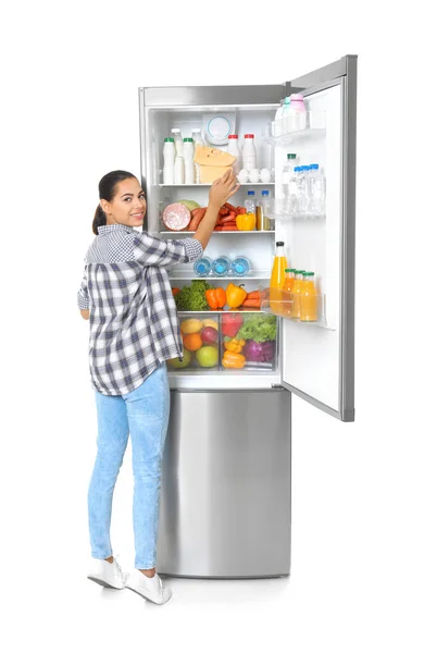 Молодая Женщина Возле Открытого Холодильника Белом Фоне — стоковое фото