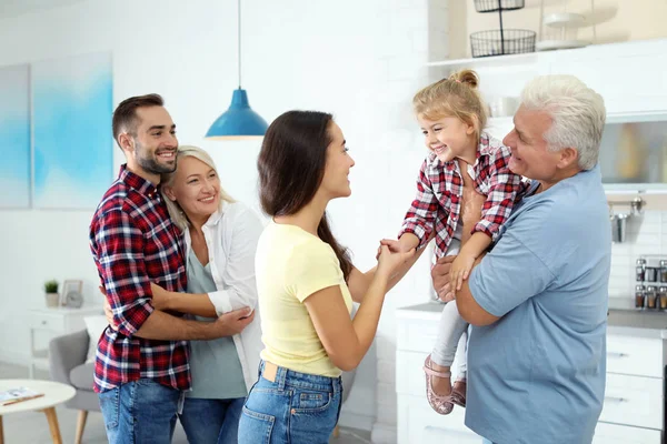 Família Feliz Casa Reunião Gerações — Fotografia de Stock