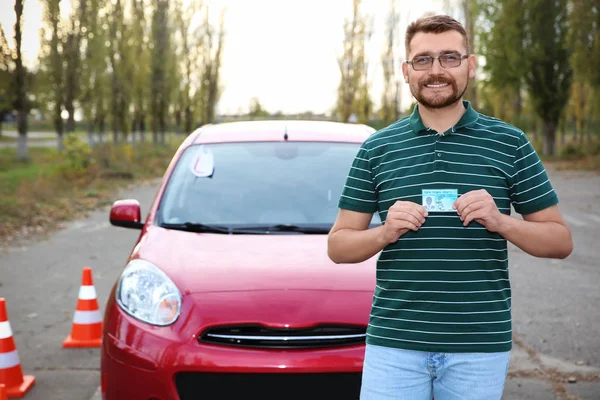 Homem Feliz Mostrando Carta Condução Perto Carro Novo Livre — Fotografia de Stock
