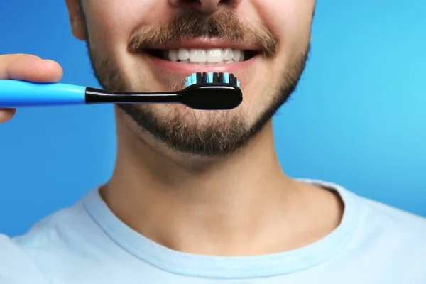 Potret Pemuda Dengan Sikat Gigi Dan Pasta Pada Latar Belakang — Stok Foto