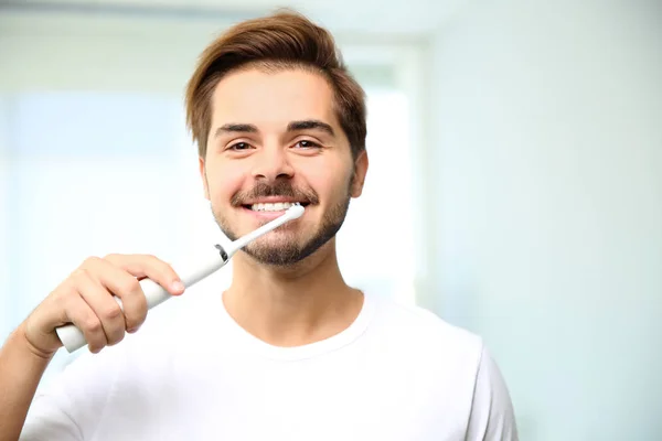Porträt Eines Jungen Mannes Mit Zahnbürste Und Paste Auf Farbigem — Stockfoto