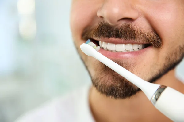 Retrato Hombre Joven Con Cepillo Dientes Pegar Sobre Fondo Color — Foto de Stock