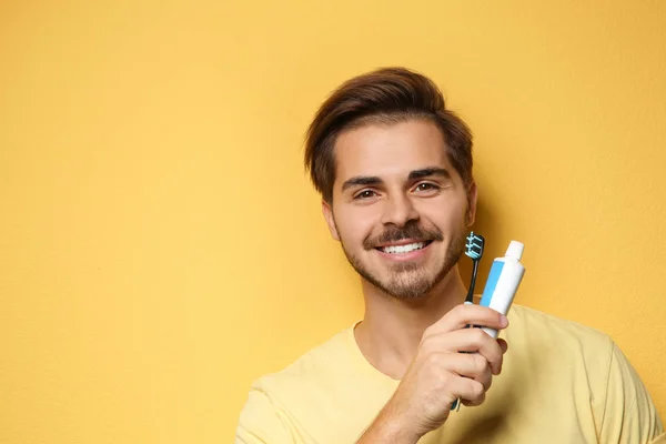 Retrato Hombre Joven Con Cepillo Dientes Pegar Sobre Fondo Color —  Fotos de Stock