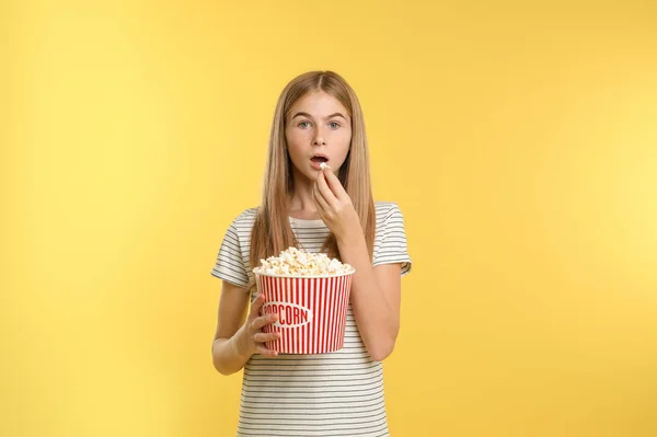 Tienermeisje Met Bril Popcorn Zitten Fauteuil Tijdens Cinema Show Kleur — Stockfoto