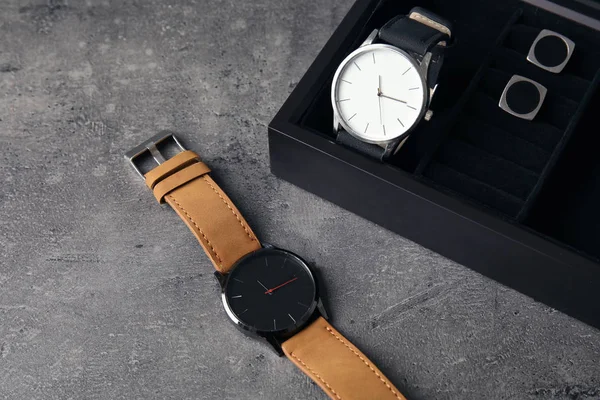 Komposition Mit Stilvollen Armbanduhren Auf Grauem Tisch Modeaccessoires — Stockfoto