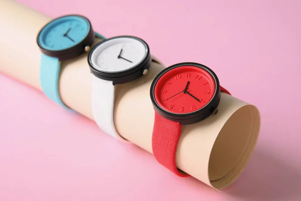 Halter Mit Einer Sammlung Stilvoller Armbanduhren Auf Farbigem Hintergrund Modeaccessoires — Stockfoto