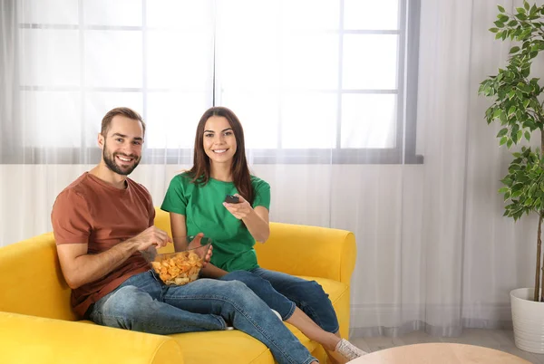 Genç Çift Evde Kanepede Televizyon Izlerken Metin Için Yer — Stok fotoğraf