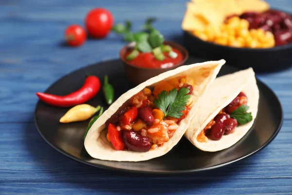 Chili Con Carne Tortilla Tablo Ile Servis — Stok fotoğraf