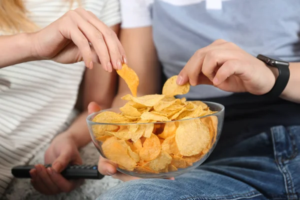 Jong Koppel Chips Eten Tijdens Het Televisiekijken Close Weergave — Stockfoto