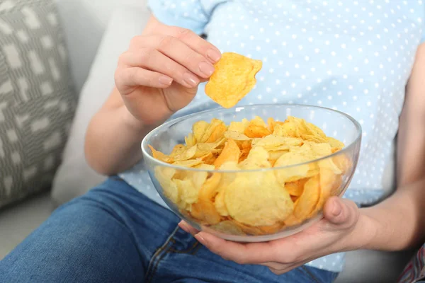 Vrouw Chips Eten Tijdens Het Televisiekijken Close Weergave — Stockfoto