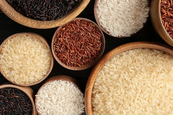 Brown ve kaseler pirinç diğer türleri ile düz yatıyordu kompozisyon