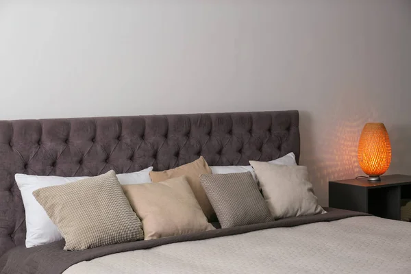Groot Comfortabel Bed Buurt Van Lichte Muur Moderne Kamer Interieur — Stockfoto
