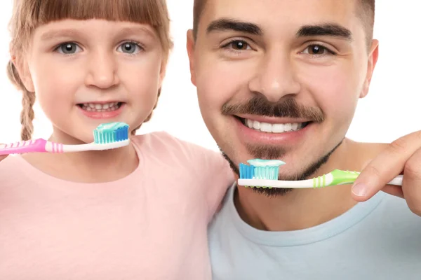 Menina Seus Pais Escovando Dentes Juntos Perto Espelho Banheiro Casa — Fotografia de Stock