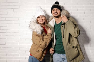 Beyaz arka plan üzerinde sıcak giysiler giyen genç adam. Kış tatili için hazır