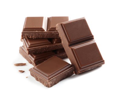 Beyaz arka planda lezzetli sütlü çikolata parçaları.