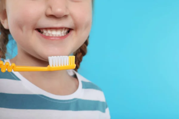 Renk Arka Plan Üzerinde Diş Fırçası Ile Küçük Kız Diş — Stok fotoğraf