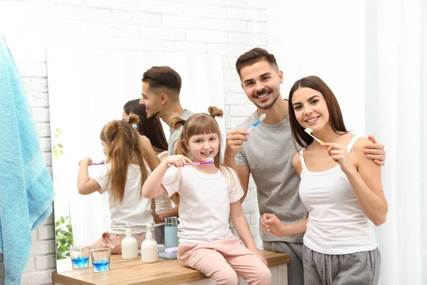 Kleines Mädchen Und Ihre Eltern Beim Gemeinsamen Zähneputzen Heimischen Badezimmer — Stockfoto