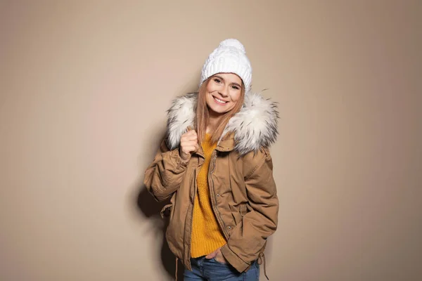 年轻女子在颜色背景上穿着暖和的衣服 准备过冬 — 图库照片