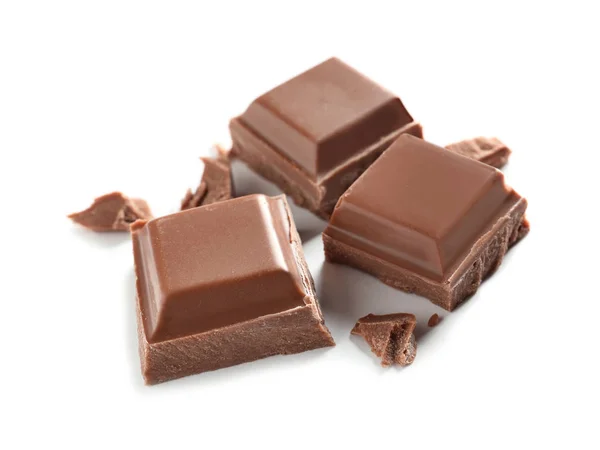 Beyaz Arka Planda Lezzetli Sütlü Çikolata Parçaları — Stok fotoğraf