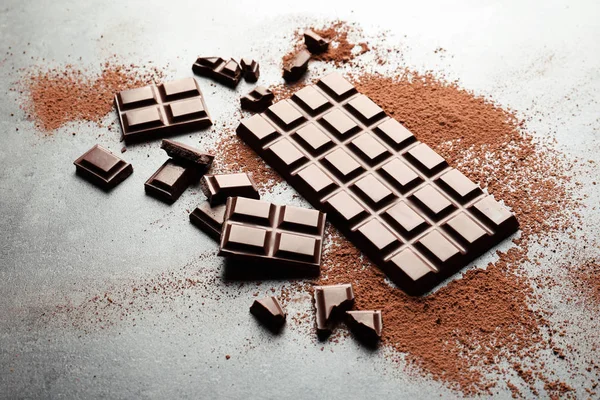 Pedaços Chocolate Cacau Sobre Fundo Cinza — Fotografia de Stock
