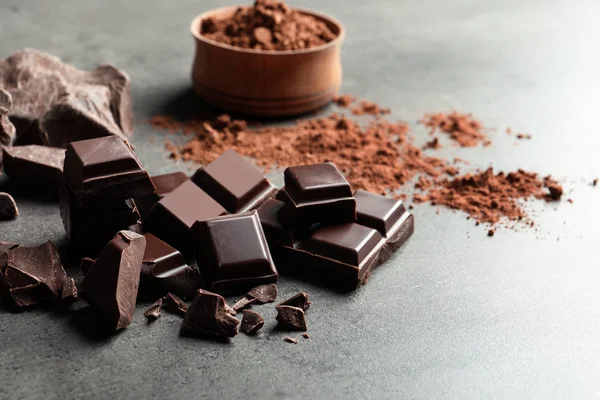 Pezzi Cioccolato Cacao Polvere Fondo Grigio — Foto Stock