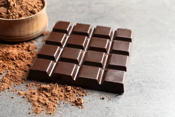 Barra Chocolate Cacao Polvo Sobre Fondo Gris — Foto de Stock